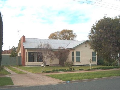 Well kept 3BR on large block Picture Well kept 3BR on large block Picture