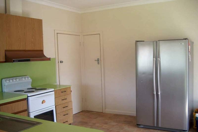 Well kept 3BR on large block Picture 2