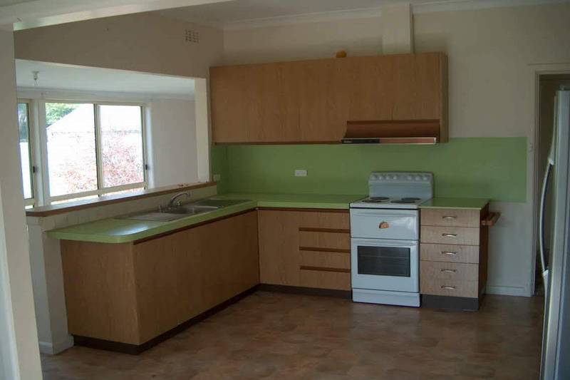 Well kept 3BR on large block Picture 3