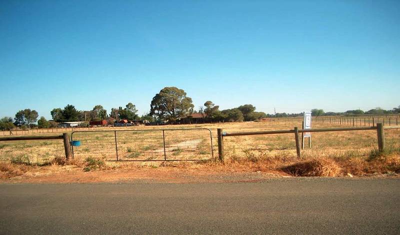 Build your dream home - 1 Acre block Picture 3