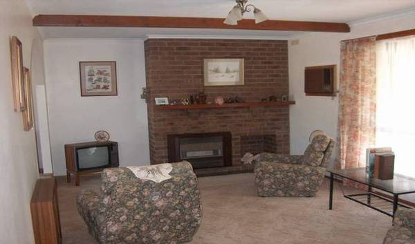 Family Home - 1 Acre Picture 3