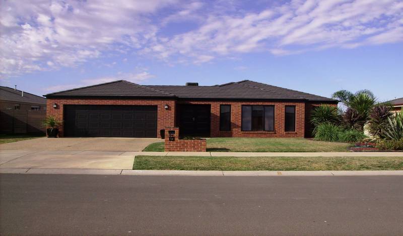 Executive Finish - Family Living Picture 1