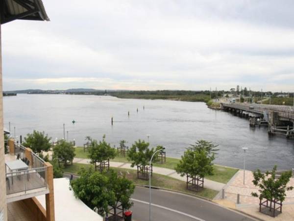 BOUTIQUE APARTMENT LIVING OVERLOOKING SWANSEA CHANNEL Picture 1