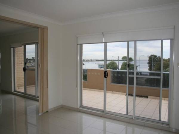 BOUTIQUE APARTMENT LIVING OVERLOOKING SWANSEA CHANNEL Picture 3