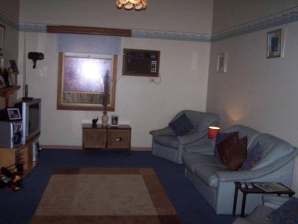 LARGE FAMILY HOME Picture 3