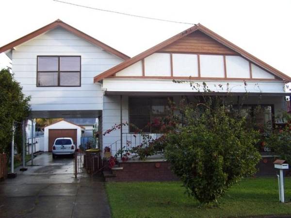 LARGE FAMILY HOME Picture 1