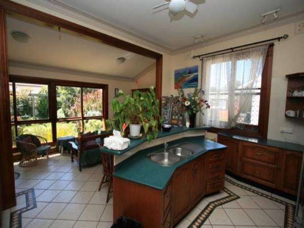 RENOVATED FEDERATION HOME Picture 3