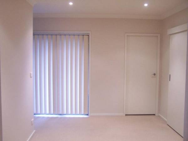 SO CLOSE TO TRANSPORT! Picture 3