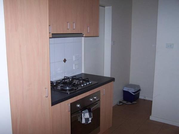 SO CLOSE TO TRANSPORT! Picture 2