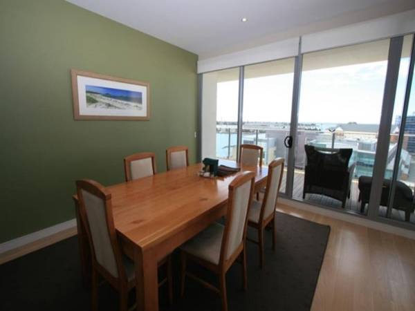 STYLISH! SIZEABLE! INVITING! Picture 2