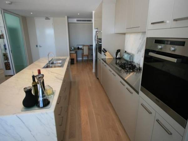 STYLISH! SIZEABLE! INVITING! Picture 3