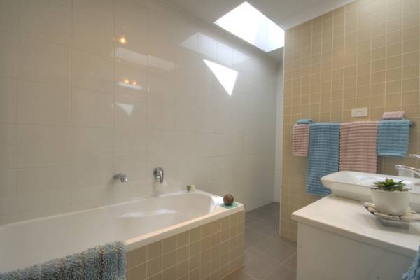 SUPERBLY LOCATED Picture 3