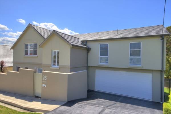 SUPERBLY LOCATED Picture 1