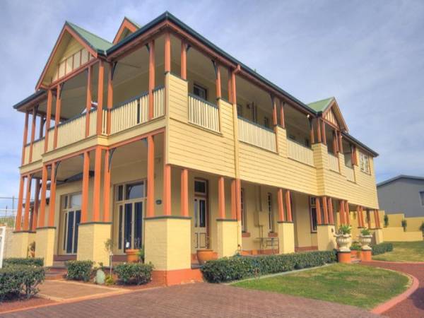 THE ULTIMATE BEACHFRONT PROPERTY! Picture 1