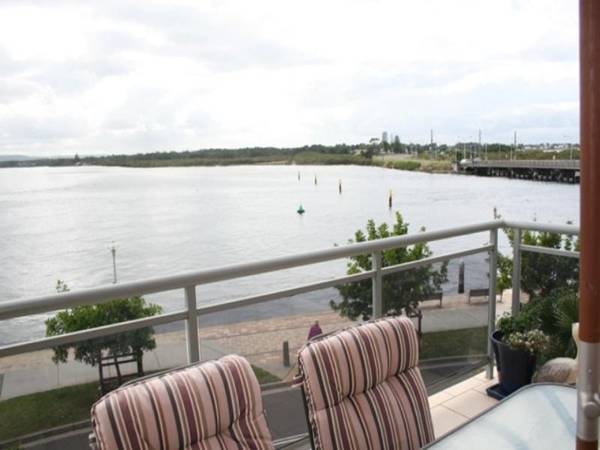 WATCH THE BOATS SAIL BY Picture 3