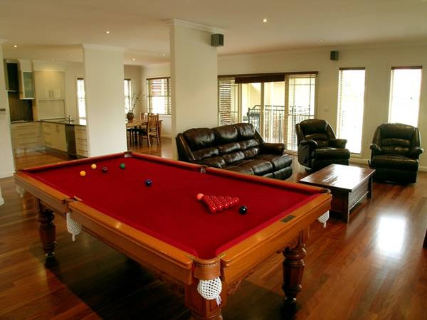 STUNNING LARGE FAMILY HOME Picture 3