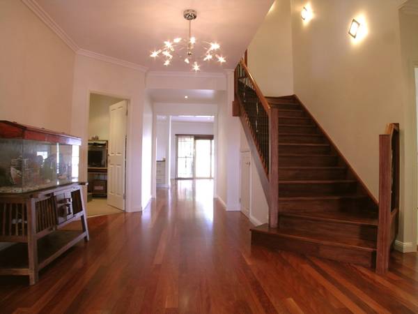 STUNNING LARGE FAMILY HOME Picture 2