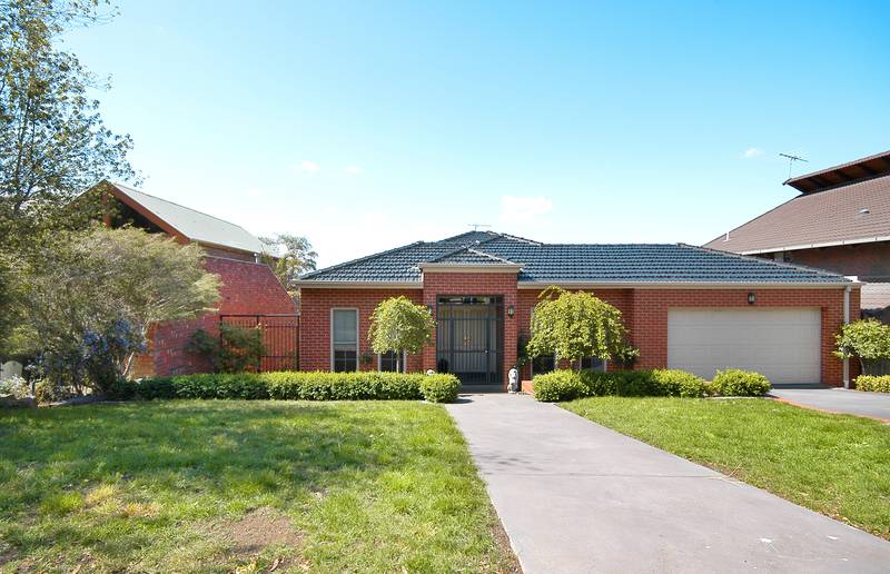 Panoramic Views over Keilor Village Picture 1