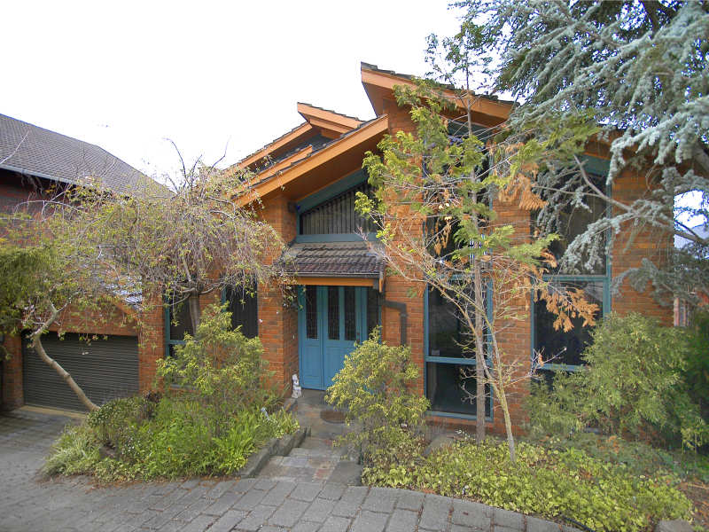 Solid double-brick, tri-level home. Picture 1