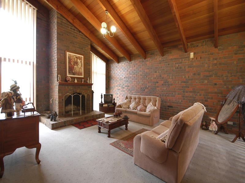 Solid double-brick, tri-level home. Picture 2