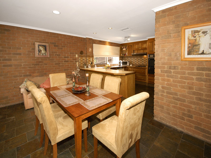 Solid double-brick, tri-level home. Picture 3