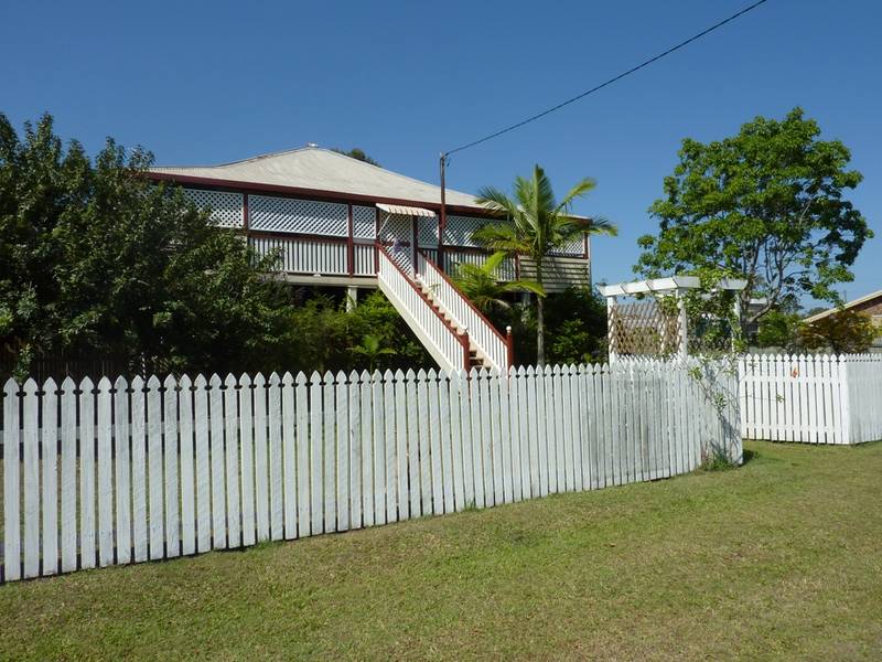 Family Haven - Walk to Everything on Half an Acre! Picture 1