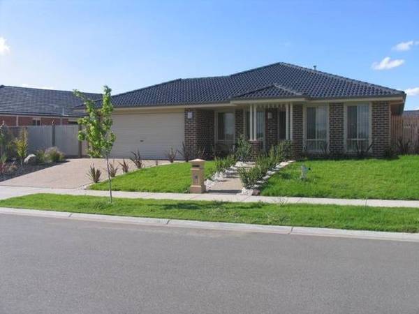 Modern Family home with 4 Bedrooms Picture 1