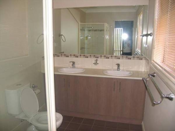 Modern Family home with 4 Bedrooms Picture 3