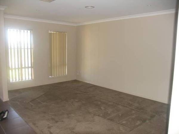 Modern Family home with 4 Bedrooms Picture 2