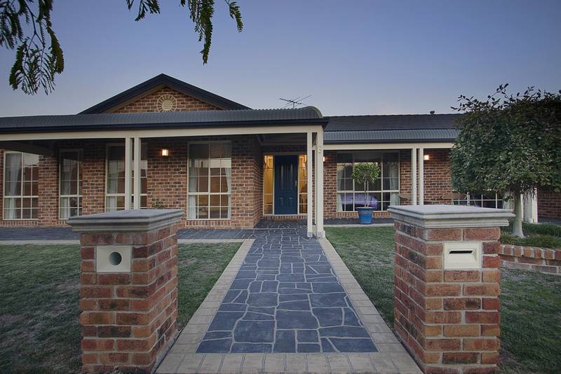 What a find... Luxurious Living on 1/4 Acre Picture 2