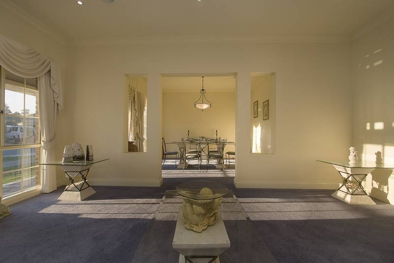 What a find... Luxurious Living on 1/4 Acre Picture 3