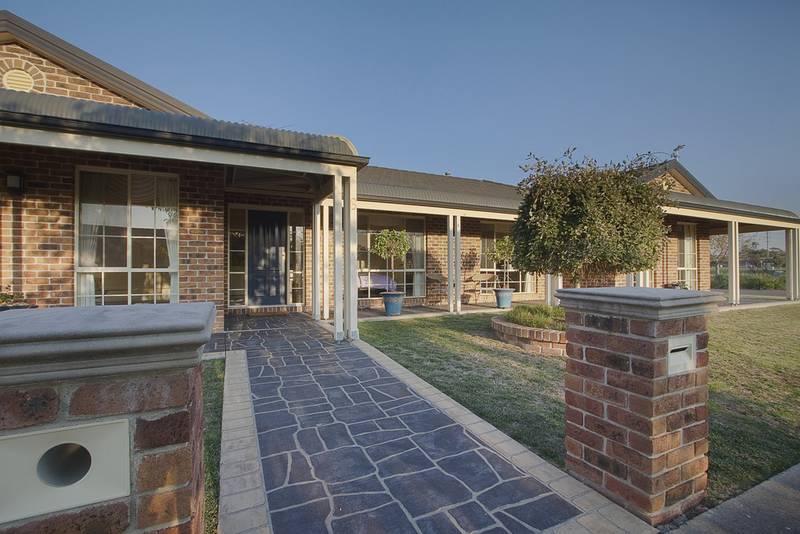 What a find... Luxurious Living on 1/4 Acre Picture 1