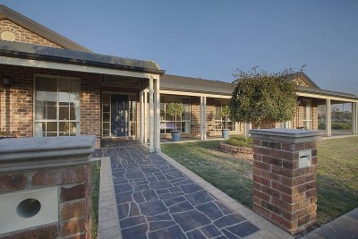 What a find... Luxurious Living on 1/4 Acre Picture