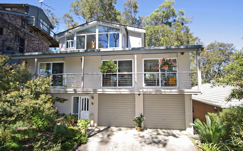 Exceptionally Large Living with Views. Picture 1