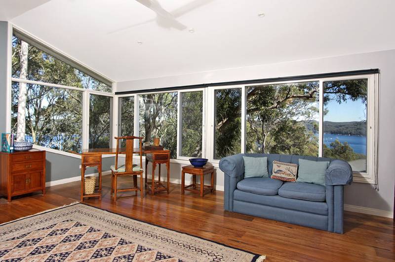 Exceptionally Large Living with Views. Picture 3