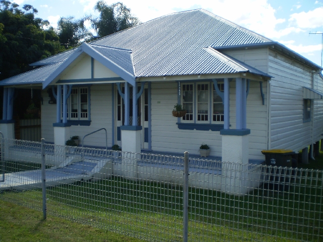 OLD WORLD CHARM ON A BIG BLOCK Picture 1