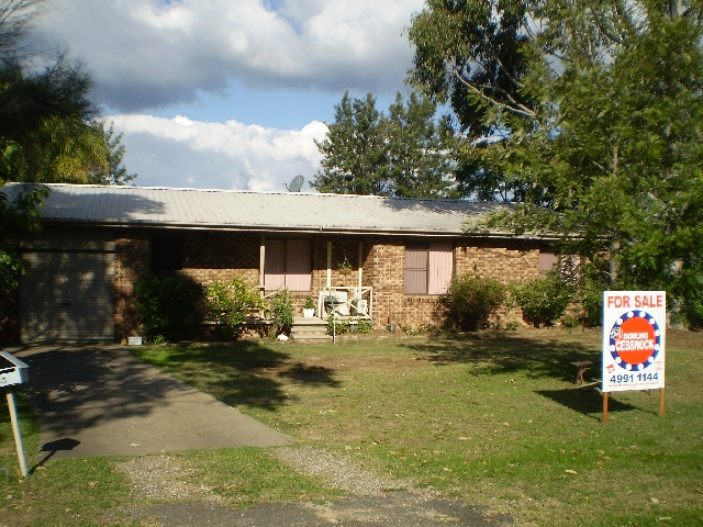 DECEPTIVE IN SIZE Picture 2