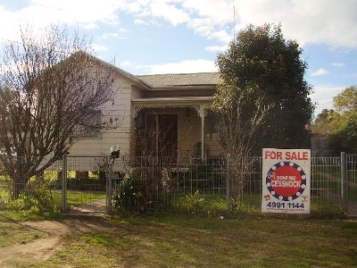 THE ENTERTAINER Picture