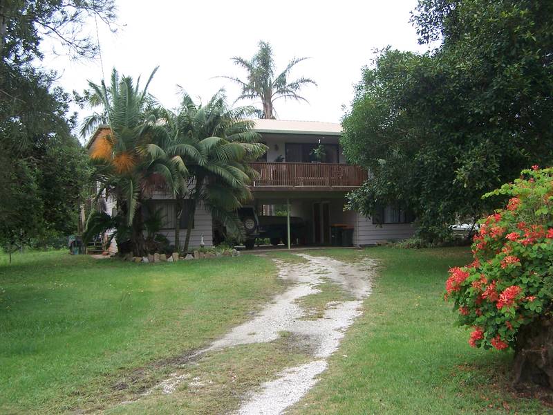 North Shore location - opposite the beach Picture 1