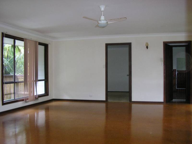 North Shore location - opposite the beach Picture 3