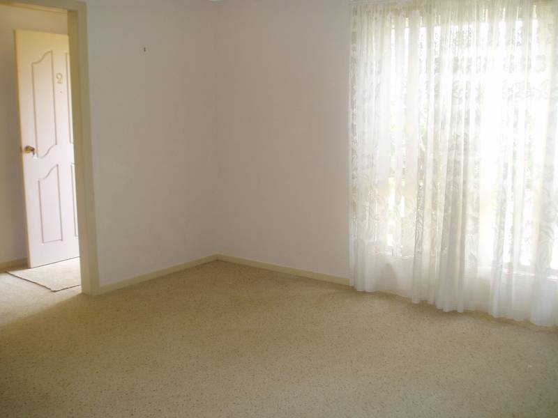 SO CLOSE TO TOWN Picture 3