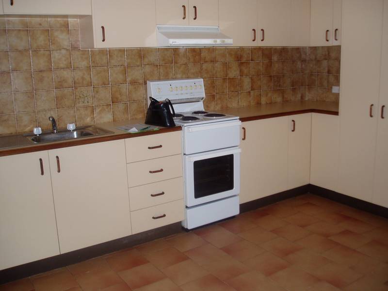 SO CLOSE TO TOWN Picture 2