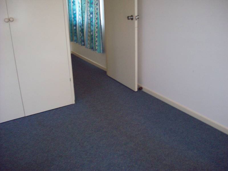 CLOSE TO TOWN Picture 3