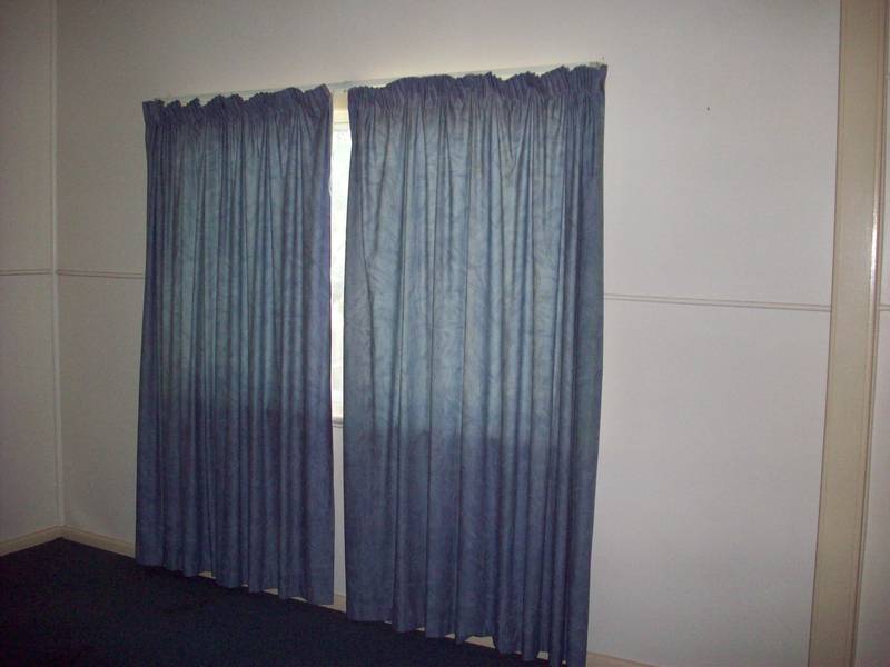 CLOSE TO TOWN Picture 2