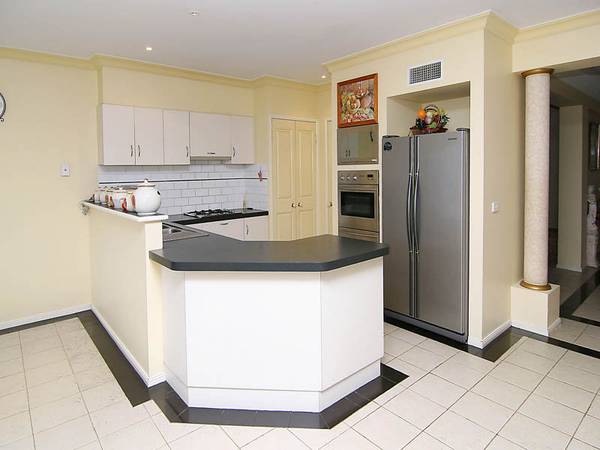 IDEAL FAMILY HOME! Picture 3