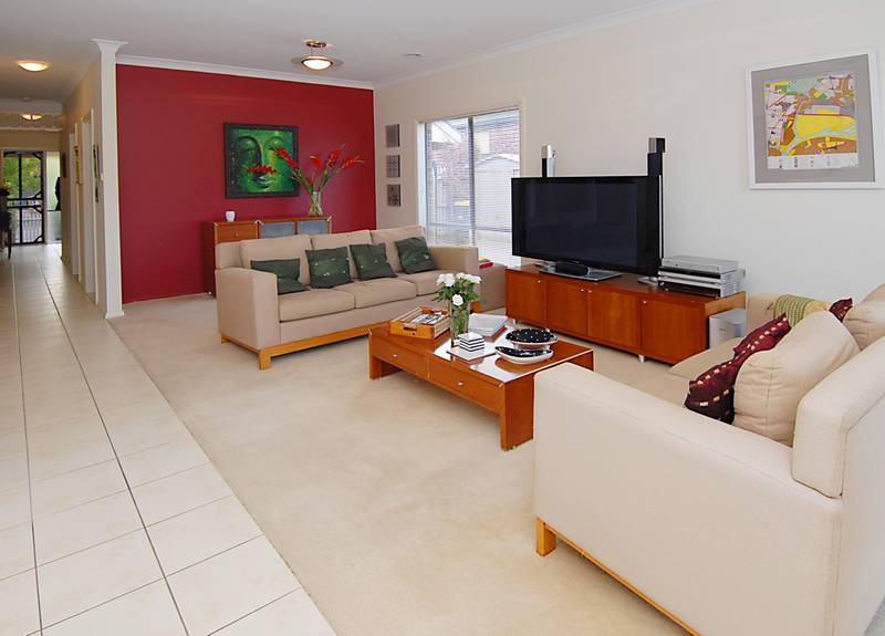 CHARMING COTTAGE LIVING! Picture 2