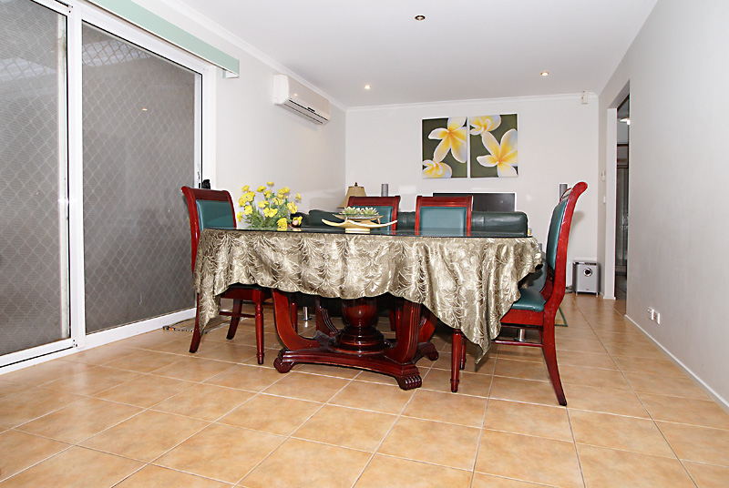 NEAT AND TIDY! Picture 3