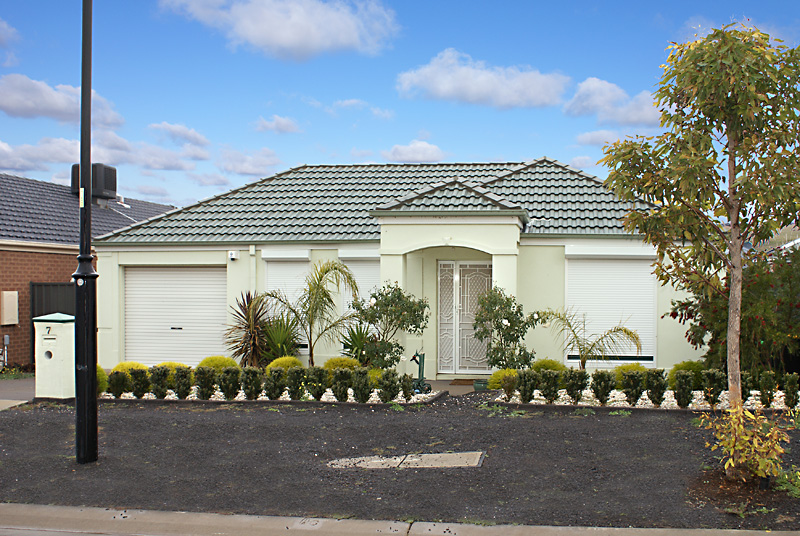 NEAT AND TIDY! Picture 1