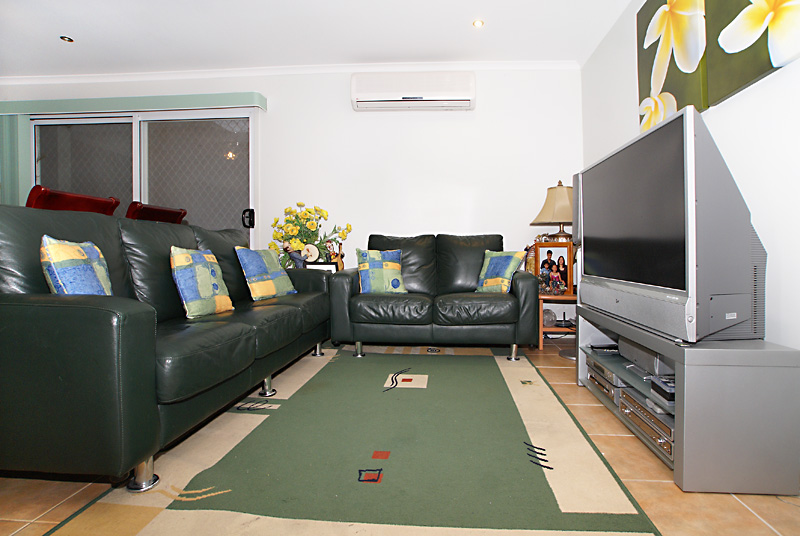 NEAT AND TIDY! Picture 2