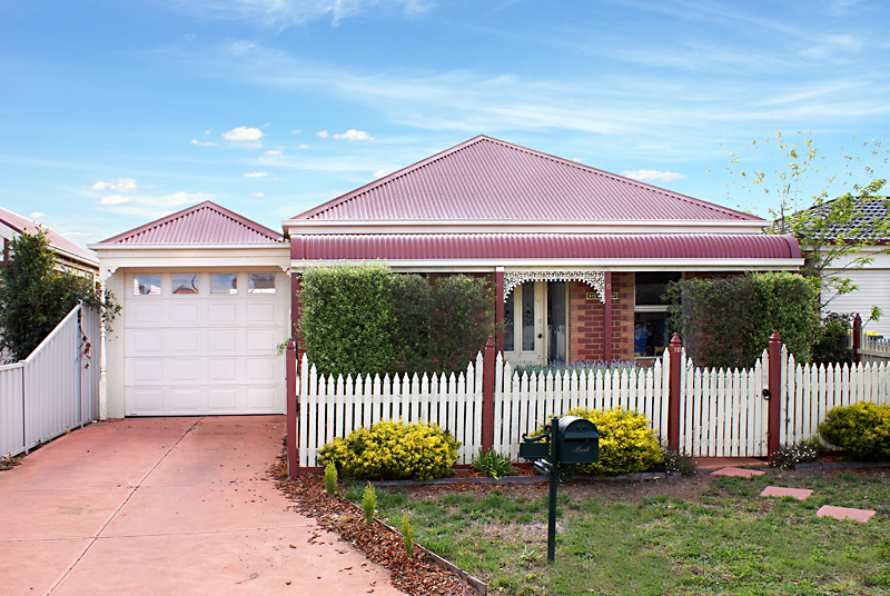 Smart Investment In Quiet Court Location! Picture 1